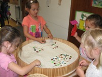 Ein Sandtisch in der Gruppe