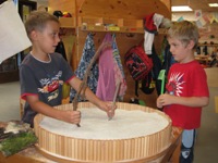 Auch Jungen spielen gerne am Sandtisch